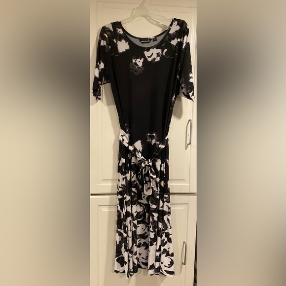 Nina Leonard Dresses & Skirts - Nina Leonard Black and White Floral Maxi Dress size large